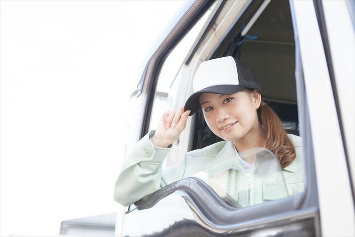 《太田市》週払いOK・大型車での食品包装容器のセンター間配送ドライバー！（高時給・件数少なめ）