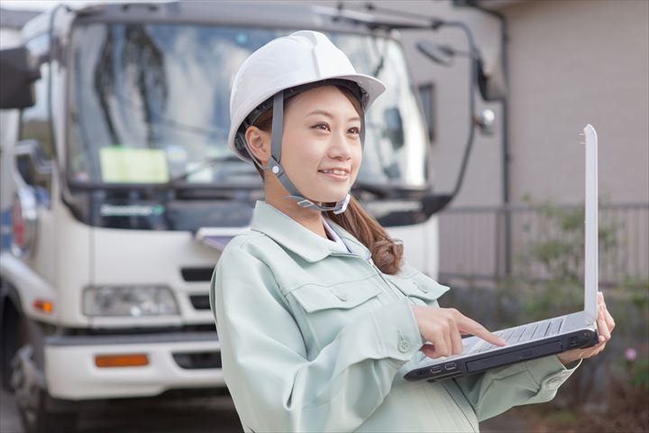 《川口市》週払いOK・4ｔ車での現場への建築資材の配送ドライバー！（高収入・曜日固定休み）