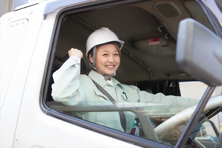 《豊島区》週払いOK・4ｔ車での足場材の配送ドライバー！（土日休み・高時給）