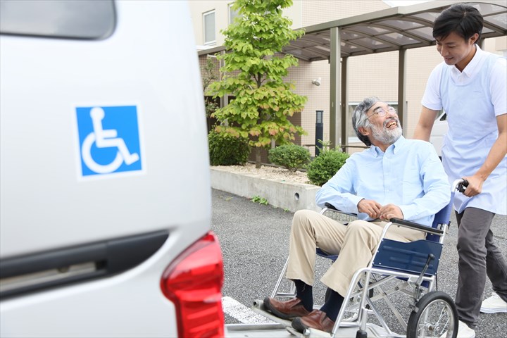 《江東区》週払いOK・普通車での透析患者の送迎ドライバー！（Web面接OK・高時給）