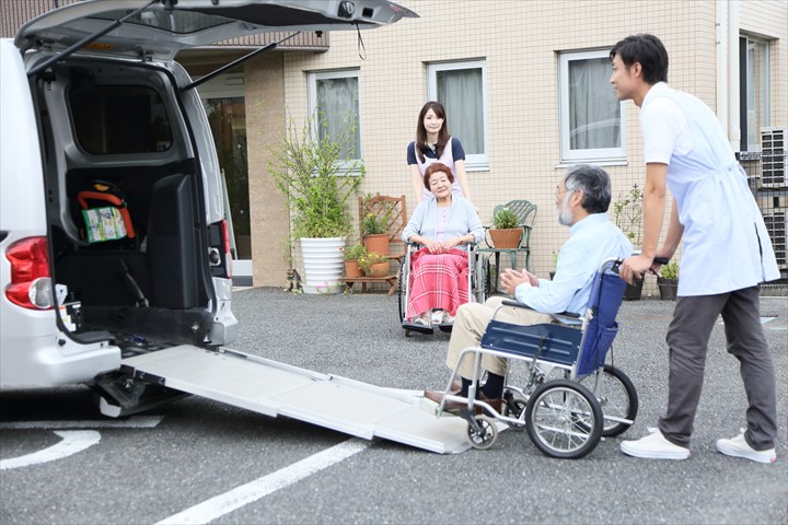 《藤沢市》週払いOK・普通車でのクリニック利用者の送迎ドライバー！（高収入・シニア活躍中）