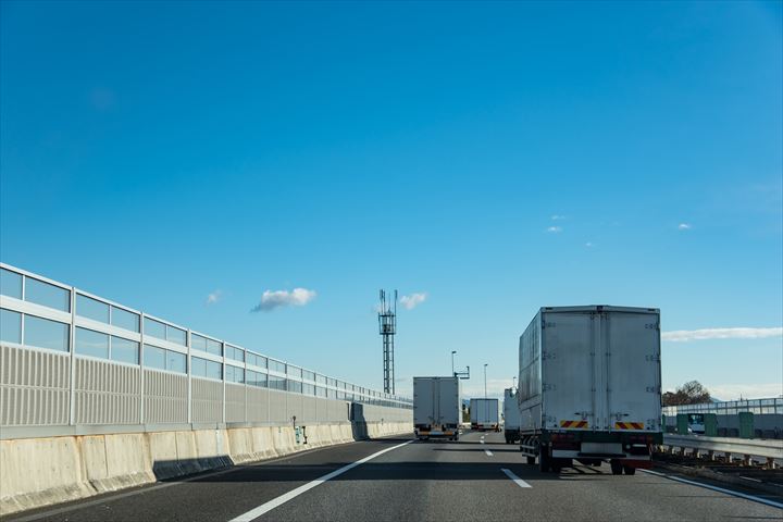 《神戸市東灘区》週払いOK・2ｔ車でのコンビニ配送及びハイエースでの従業員の送迎ドライバー！（Web面接OK・週休2日）