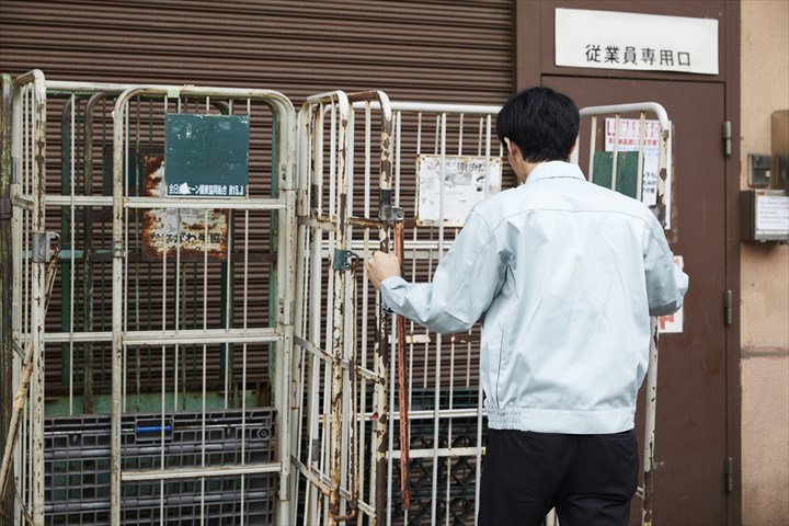 《八幡市》週払いOK・4ｔ車でのドライ品のセンター間配送ドライバー！（曜日固定休み・カゴ使用）