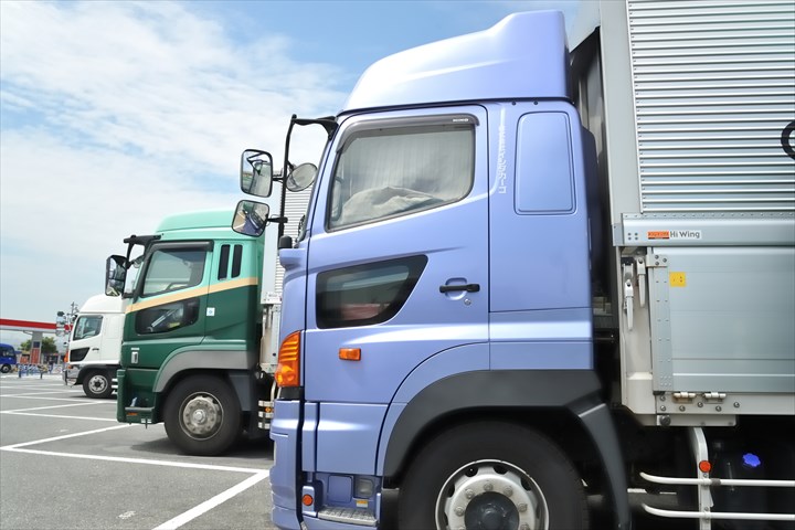 《静岡市清水区》週払いOK・大型車での化学原料の運搬ドライバー！（土日祝休み・高時給）