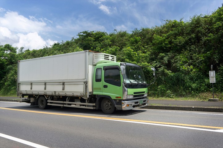 《守口市》週払いOK・4ｔ増トン車でのスーパーへのドライ食品の配送ドライバー！（カゴ積み下ろし・週休2日）