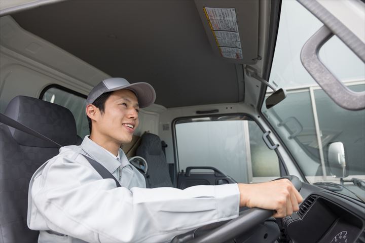 《新宿区》週払いOK・1.5ｔ車での電気機器配送ドライバー！（Web面接OK・土日祝休み）