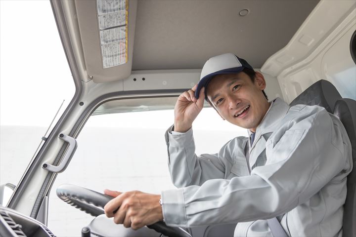 《久世郡久御山町》週払いOK・4ｔ車での企業向け一般貨物の集配ドライバー！（Web面接OK・土日祝休み）
