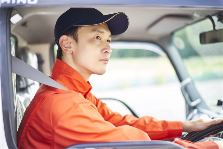 《久世郡久御山町》週払いOK・4ｔ車での食品のセンター、店舗配送ドライバー！（Web面接OK・高収入）