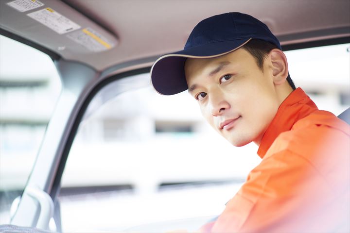 《小牧市》週払いOK・4ｔ車でのスーパーのチルドや常温の食品の配送ドライバー！（Web面接OK・短時間3:30～9:30）