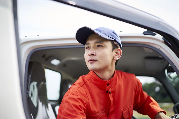 《東大阪市》週払いOK・4ｔアームロール車での企業からの産廃コンテナの回収ドライバー！（Web面接OK・高時給）