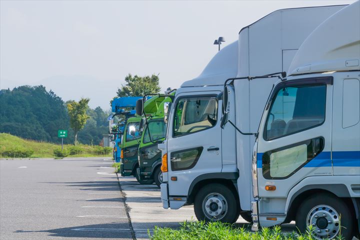 《東大阪市》週払いOK・4ｔアームロール車での企業からの産廃コンテナの回収ドライバー！（Web面接OK・高時給）