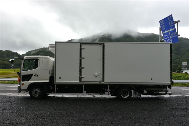 《尼崎市》週払いOK・4ｔ車でのパンのセンター間配送ドライバー！（Web面接OK・週休2日）