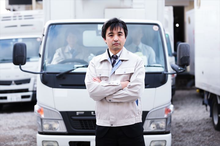 《神戸市東灘区》週払いOK・2ｔ車でのコンビニ配送及びハイエースでの従業員の送迎ドライバー！（Web面接OK・週休2日）