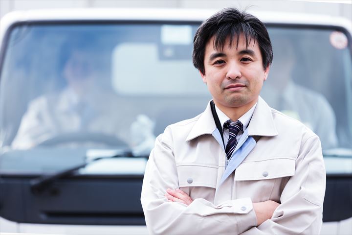 《四日市市》週払いOK・4ｔ車での企業向け一般貨物の集配ドライバー！（Web面接OK・高収入）