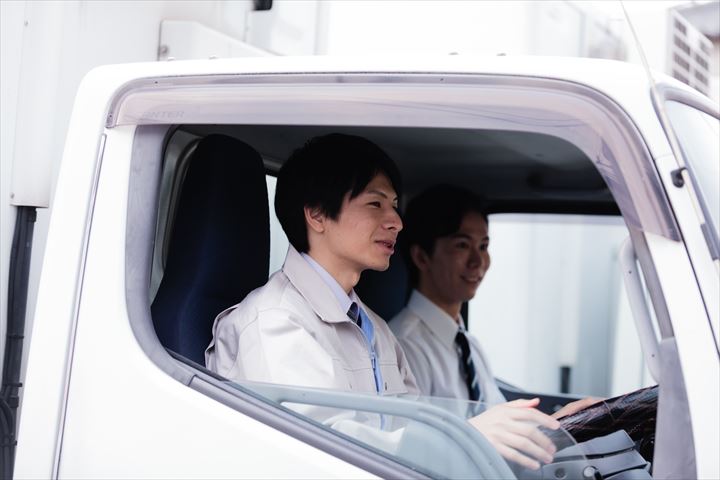 《京都市伏見区》週払いOK・3ｔ車での外食チェーン店などへの食材の配送ドライバー！（Web面接OK・週休2日）