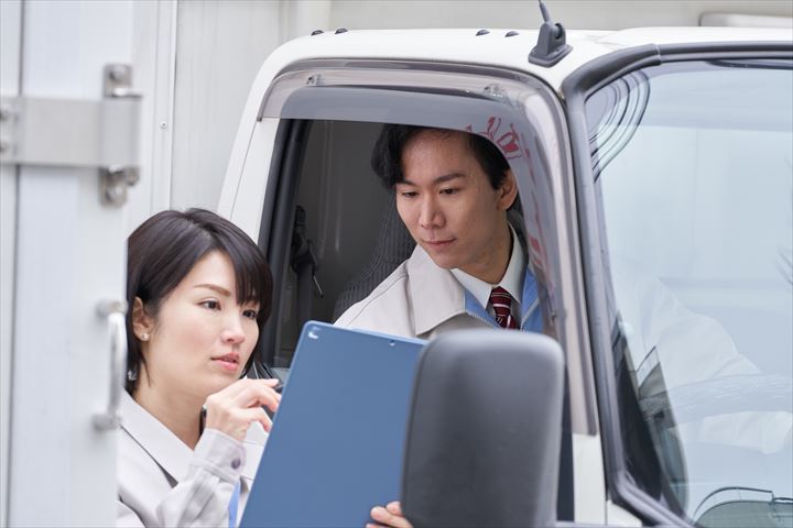 《さいたま市岩槻区》週払いOK・2ｔ車でのクリーニング品の集配ドライバー！（Web面接OK・高時給）