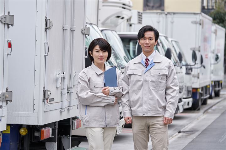 《戸田市》週払いOK・4ｔ車でのコンビニへの書籍の配送ドライバー！（Web面接OK・高時給）