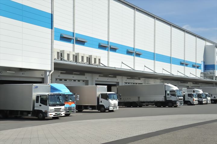 《海老名市》週払いOK・4ｔ車でのセンターへのパンの配送ドライバー！（Web面接OK・曜日固定休み）