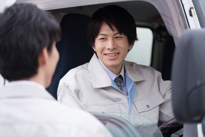 《渋谷区》週払いOK・2ｔ車でのチルドやドライ品の店舗配送ドライバー！（Web面接OK・WワークOK）