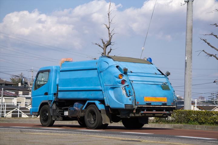 《足立区》週払いOK・3ｔ車での段ボールなどの回収ドライバー！（Web面接OK・高時給）