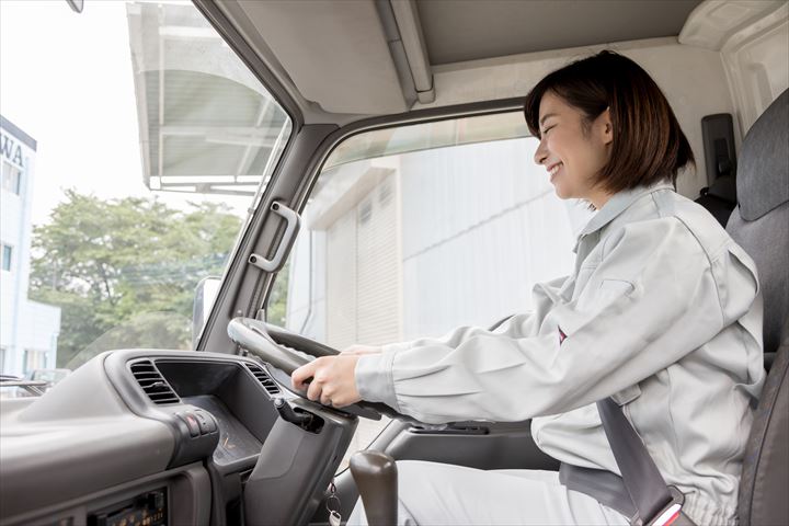 《戸田市》週払いOK・2ｔ～3ｔ車での食品の店舗配送ドライバー！（Web面接OK・高時給）