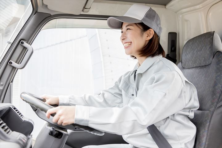 《神戸市東灘区》週払いOK・4ｔ車での衣類や雑貨等の店舗配送ドライバー！（Web面接OK・週休2日）