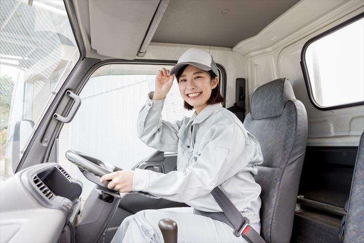 《大田区》週払いOK・4ｔ車での青果類の店舗配送ドライバー！（Web面接OK・短時間5:00～9:00）