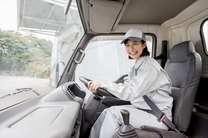 《川崎市高津区》週払いOK・2ｔ車での企業や工場への資材の配送ドライバー！（Web面接OK・時間外勤務ほぼ無し）