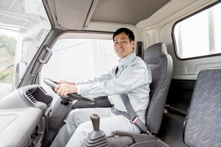 《みよし市》週払いOK・大型車でのリーズ機材などの運搬、回収ドライバー！（週休2日・日勤帯）
