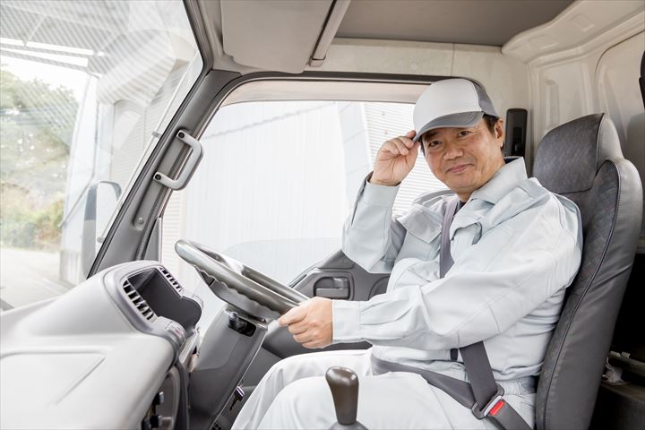 《紀の川市》週払いOK・1.5ｔ～2ｔ車でのタイヤの店舗配送ドライバー！（Web面接OK・週休2日）