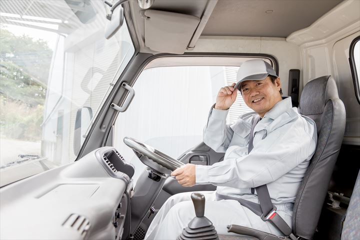 《川口市》週払いOK・4ｔパッカー車での段ボールや古紙の回収ドライバー！（Web面接OK・高収入）