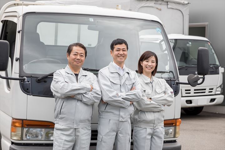 《足立区》週払いOK・4ｔ車での段ボールなどの回収ドライバー！（高時給・駅チカ）