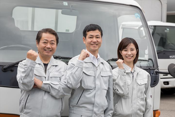 《久世郡久御山町》週払いOK・4ｔ車でのチルド食品のセンター間配送ドライバー！（短時間18:00～0:00・Wワーク）