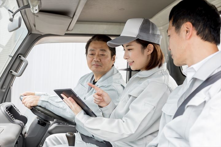 《座間市》週払いOK・2ｔ車での新聞の拠点配送ドライバー！（Web面接OK・高時給）