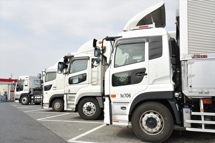 《西宮市》週払いOK・2ｔ車での食品などの店舗配送ドライバー！（Web面接OK・週休2日）