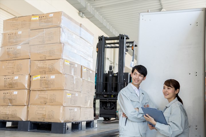 《摂津市》週払いOK・4ｔ車での加工食品の配送ドライバー！（Web面接OK・週3日～相談可能）