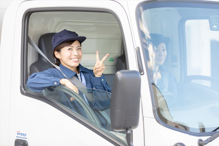 《牧之原市》週払いOK・4ｔ車での食品や日用雑貨のセンター間配送ドライバー！（Web面接OK・高収入）