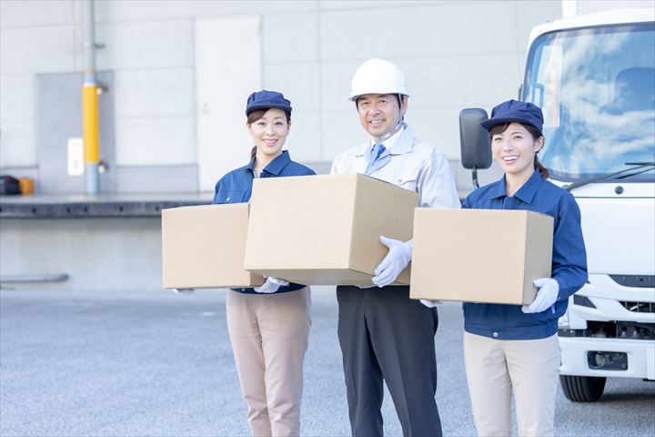 《川越市》週払いOK・4ｔ車でのアパレルや雑貨類のセンター間配送ドライバー！（Web面接OK・高時給）