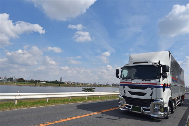 《横浜市鶴見区》週払いOK・3ｔ～4ｔ車でのドライ品のコンビニ配送ドライバー！（Web面接OK・高時給）