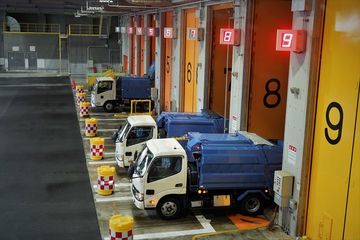 《世田谷区》週払いOK・2ｔパッカー車での一般家庭ごみの回収ドライバー！（Web面接OK・高収入）