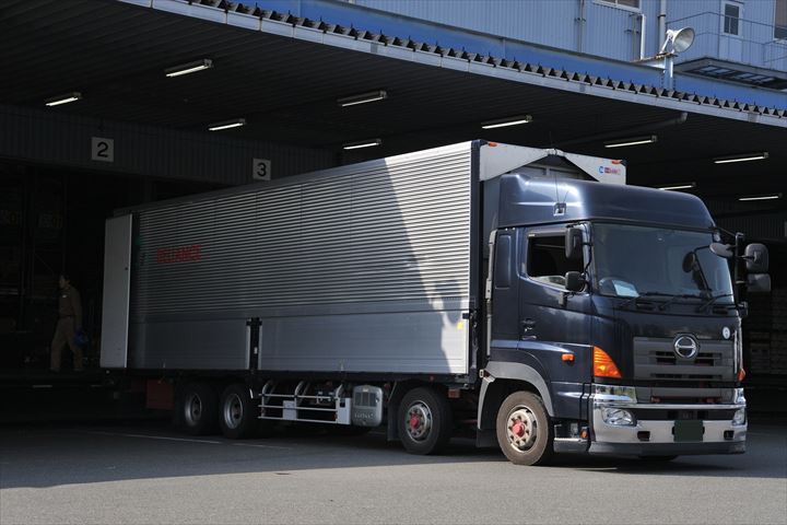 《高座郡寒川町》週払いOK・大型車での一般貨物のセンター間配送ドライバー！（Web面接OK・週休2日）