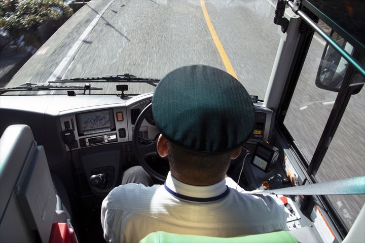 《摂津市》週払いOK・マイクロ～中型バスでの駅と企業や学校間の送迎ドライバー！（Web面接OK・高時給）