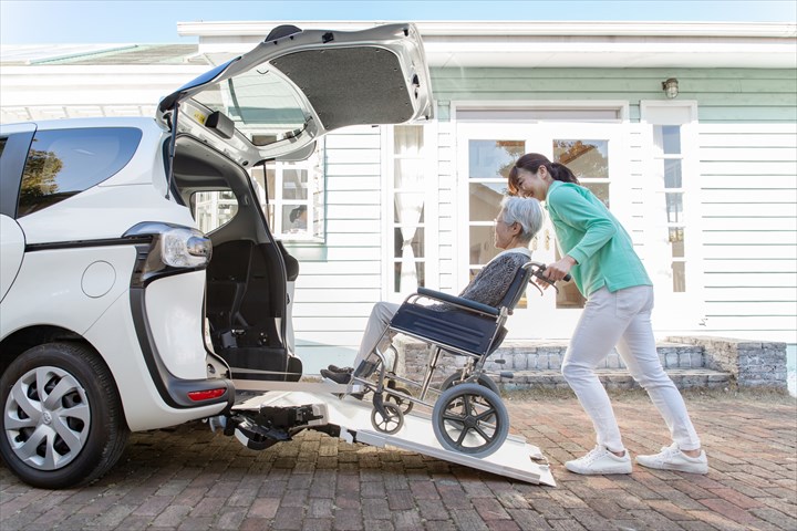 《練馬区》週払いOK・普通車での透析患者の送迎ドライバー！（高時給・シニアOK）