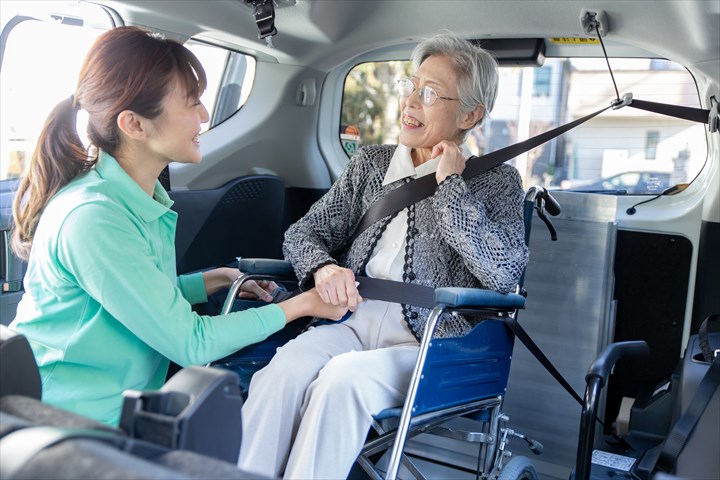 《横浜市港北区》週払いOK・普通車でのデイサービス利用者の送迎ドライバー！（Web面接OK・週3日勤務）