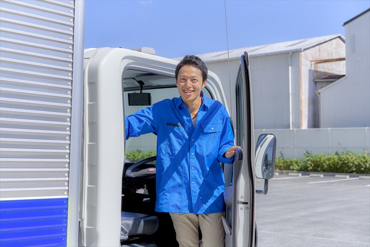 《荒川区》週払いOK・3ｔ～4ｔ車での氷の店舗配送ドライバー！（土日祝休み・高時給）