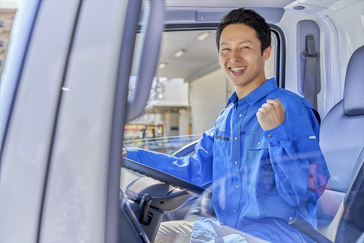 《名古屋市中村区》週払いOK・大型車でのセンターや店舗への3温帯食品の配送ドライバー！（Web面接OK・シニアOK）