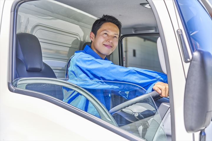 《八幡市》週払いOK・4ｔ増トン車での冷凍食品のセンター間配送ドライバー！（Web面接OK・時間外勤務ほぼ無し）