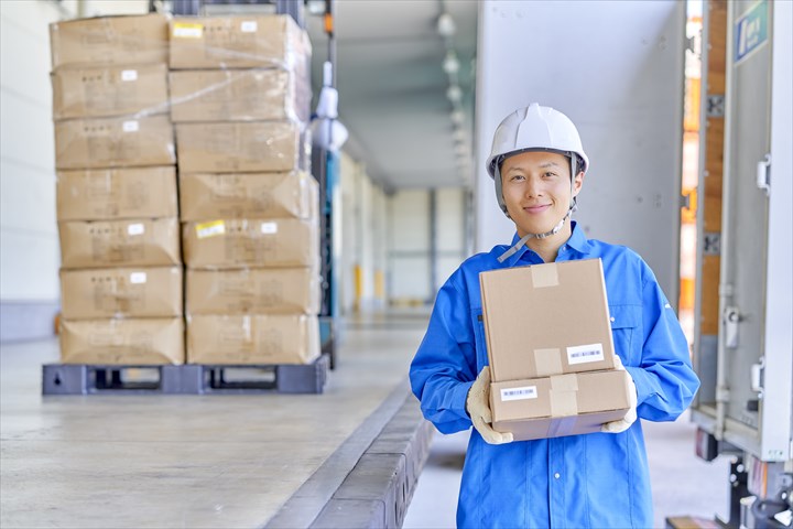 《品川区》週払いOK・4ｔ車での一般貨物の集配ドライバー！（Web面接OK・高収入）