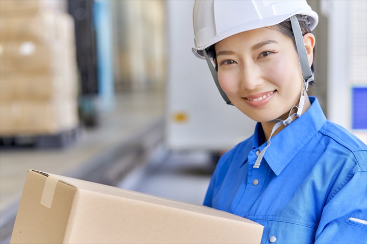 《北名古屋市》週払いOK・4ｔロング車での食品トレーのセンター間配送ドライバー！（週休2日・高時給）