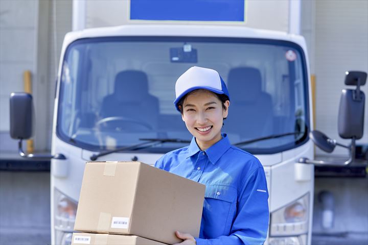 《吹田市》週払いOK・4ｔ車でのセンターへの飲料品の配送ドライバー！（週休2日・日勤）